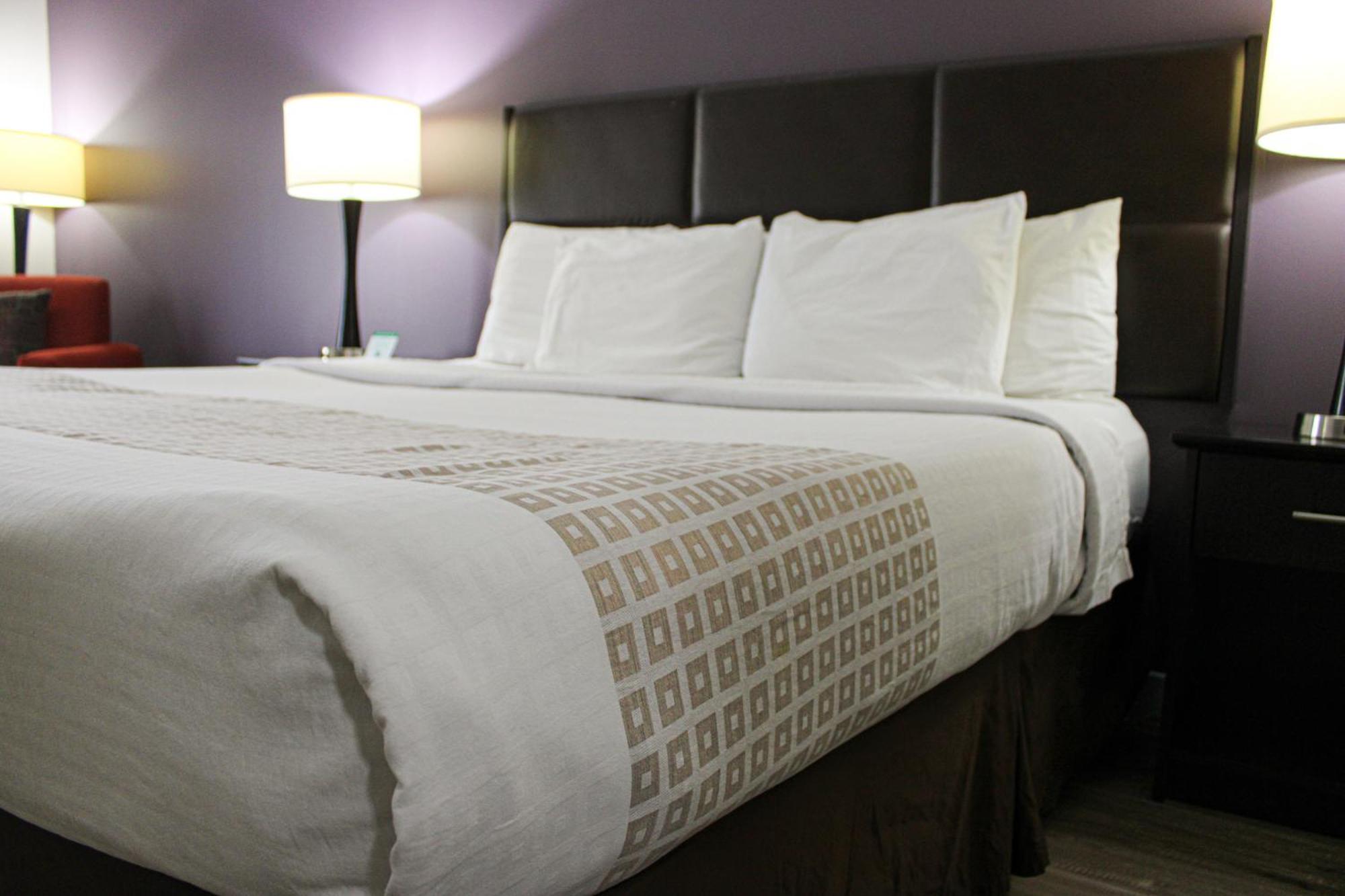 Parkwood Inn & Suites Manhattan Bagian luar foto